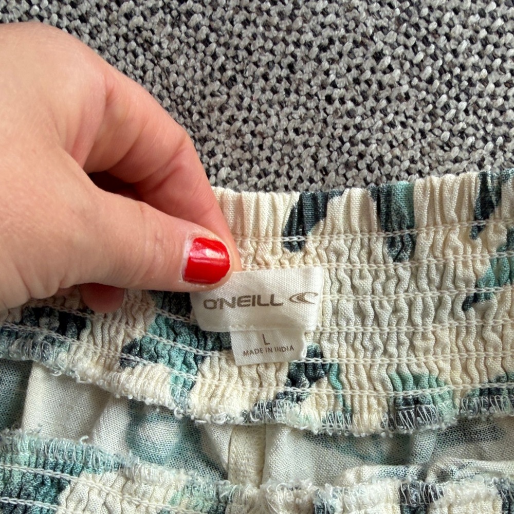 O'Neill Brand New Cream Shorts with Teal Sea Shell Print - Picture 4 of 4